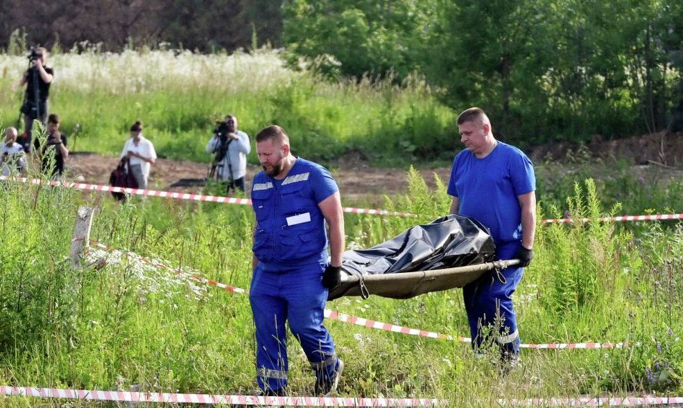 Тело Старовойта погрузили в ритуальную машину.