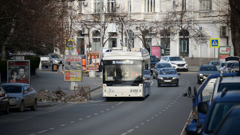 Где в Севастополе ограничат движение транспорта на Рождество ⁠ СИМФЕРОПОЛЬ, 5 янв – РИА Новости Крым. В Севастополе 7 января ограничат движение транспорта из-за проведения крестных ходов, сообщили в департаменте транспорта и развития дорожно-транспортной инфраструктуры города.  "7 января вводятся временные ограничения движения транспорта на Северной стороне и в центре города. Это необходимо для проведения крестных ходов в честь Рождества Христова", - говорится в сообщении.  Уточняется, что с 11:00 до окончания прохождения пеших колон  ориентировочно до 12:00 – 12:30  машины не смогут проехать по следующим участкам: центральное городское кольцо – от площади Суворова до улицы Большая Морская, д. 36  Покровский Собор , а также Северная сторона – от пересечения улицы Приморской с улицей Богда...  Подробнее>>>