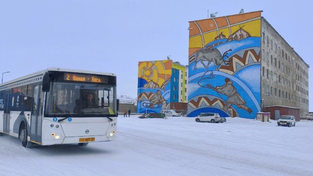 Мурал в память о почётном оленеводе Борисе Вуквукае появился в Певеке Группа художников из Санкт Петербурга создала его на пятиэтажках 16 1 и 16 2 по улице Обручева в микрорайоне Коса Расположенные на соседних домах изображения представляют собой диптих две картины объединённые общей идеей На одном фасаде изображён почётный оленевод Борис Вуквукай На соседнем доме молодой оленевод По замыслу авторов опытный наставник передаёт опыт и знания молодому поколению Проект реализован в рамках инициативного бюджетирования Перед началом работ фасады домов загрунтовали чтобы изображение легло ровно и долго сохранялось Эскиз был разработан в ходе обсуждения проекта а художники доработали его Согласовали и цветовую палитру в нашем суровом климате особенно важны яркие краски Ранее эти художники уже работали в Певеке в 2022 году они расписали шесть фасадов в пятом микрорайоне и центре города сообщили корр ИА Чукотка в отделе архитектуры МО Певек   ЧИТАТЬ ПОЛНОСТЬЮ администрация МО Певек инфраструктура Информагентство Чукотка ПОДПИСАТЬСЯ  ПОДДЕРЖАТЬ ГОЛОСОМ