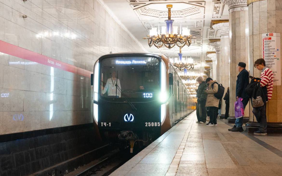 На Линию 1 петербургского метрополитена 5 декабря вышел пятый состав вагонов Балтиец в коричневом исполнении сообщили в Смольном Это последний электропоезд для строящейся Красносельско Калининской коричневой линии До ввода в эксплуатацию Красносельско Калининской линии коричневые вагоны будут перевозить пассажиров одной из самых протяженных линий метро красной Таким образом составы протестируют в реальных условиях уточнили в городском комитете по транспорту На обновление электропоездов городской подземки по поручению президента РФ из Фонда национального благосостояния выделили почти 97 млрд рублей Отмечается что Более 95 узлов и механизмов Балтийца отечественного производства Комитет по транспорту Петербурга Подписаться на ДП в Telegram MAX