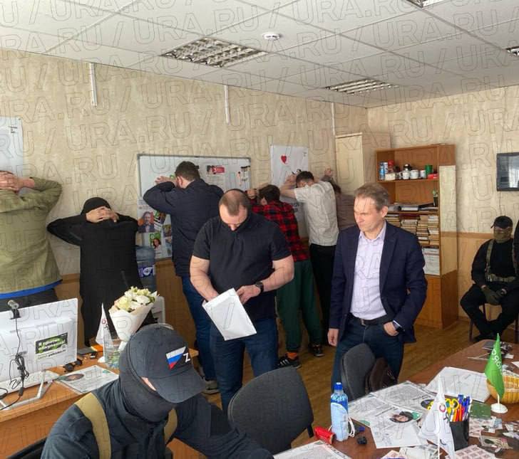 Главные преступники России Силовики ворвались на мероприятие «Яблока» в Екатеринбурге и задержали активистов. Они проводили «Вечер писем политическим заключенным». Мероприятие организовало молодежное крыло свердловского отделения партии. Задержаны 10 активистов двое из них — несовершеннолетние . По версии органов, молодые люди оправдывают террористов, называя их политическими заключенными и поддерживают им. Гуд Афтенун Новости