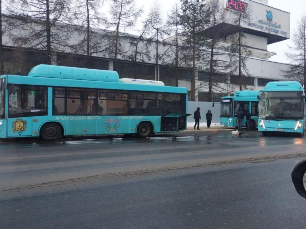 В Архангельске перед МРВ столкнулись два автобуса. Причина — скользкие дороги  Сегодняшним утром на остановке перед морвокзалом сразу три автобуса сошли с маршрута из-за небольшого ДТП.  Водитель маршрута № 1 въехал по наледи в остановочном кармане в автобус 43 маршрута.  Оба автобуса получили повреждения стёкол  заднего и лобового, соответственно  и вмятины на капоте. Третий МАЗ просто заехал в сугроб, уклоняясь от столкновения. Повреждений не имеет и уже вернулся к работе.   Пострадали 2 женщины. Обе получили ушибы средней тяжести, одна из них отказалось от госпитализации.  Фото «Жесть Архангельск»