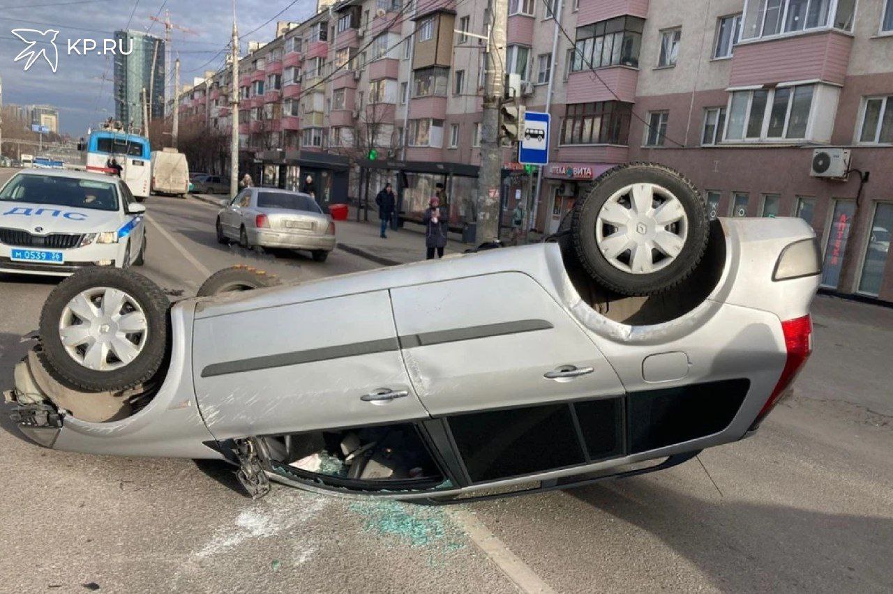 В Воронеже Renault Megane перевернулся после столкновения двух иномарок  Воронежские госавтоинспекторы устанавливают обстоятельства столкновения автомобилей в Коминтерновском районе. Авария произошла 22 января около 10.45. Из-за этого образовалась пробка.  По предварительным данным дорожной полиции, около дома №32 по Московскому проспекту 31-летний водитель Renault Megane врезался в Opel Astra, после чего Renault перевернулся.  - В результате ДТП автомобили получили механические повреждения, никто из участников аварии, по предварительным данным, не пострадал, - сообщили в Госавтоинспекции Воронежской области.