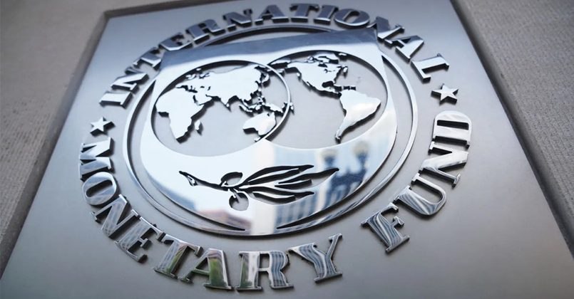 Международный валютный фонд МВФ завершил мониторинговую миссию в Латвии и рекомендовал правительству страны срочно пересмотреть экономическую политику, чтобы справиться с растущими расходами. По мнению МВФ, основными мерами должны стать увеличение налогов, сокращение льгот и пересмотр системы субсидирования. МВФ прогнозирует рост ВВП Латвии в 2025 году на уровне около 1% и инфляцию в 3%. Однако без структурных реформ госдолг может достичь 50% ВВП уже к 2030 году.