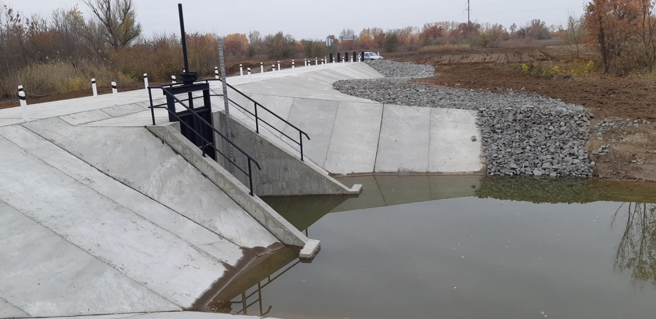 Новые гидросооружения построят для обводнения Волго Ахтубинской поймы На Каширинском водном тракте Волго Ахтубинской поймы начнется строительство комплекса гидротехнических сооружений для пропуска паводковых вод Работы станут частью масштабной программы по обводнению уникальной экосистемы реализуемой благодаря национальному проекту Экологическое благополучие В Волгоградской области продолжается работа направленная на обводнение Волго Ахтубинской поймы С 2014 года мероприятия носят системный характер и остаются под вниманием губернатора Андрея Бочарова отмечают в администрации региона Параллельно будет продолжена расчистка русла реки Медведицы из которого извлекут более 260 тысяч кубометров донных отложений а также начнутся работы по восстановлению 12 километрового участка реки Торгун в Палласовском районе Южная служба новостей