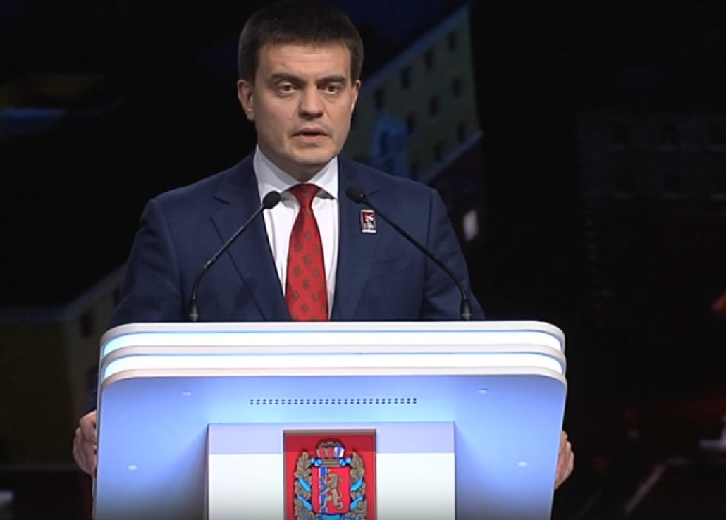 Михаил Котюков: "Реновация Норильска - ключевой проект, темпы сбавлять нельзя" Губернатор Красноярского края Михаил Котюков в четверг, 29 мая выступил с ежегодным посланием об основных направлениях экономической и социальной политики региона. В нем отражены главные точки приложения усилий в экономике, социальной политике, образовании и спорте, инфраструктуре. Большое внимание уделено развитию Норильска и севера Красноярского края, а также реализации мастер-планов опорных городов Арктики. Мастер-планы учитывают перспективы развития Северного морского пути, реализацию крупнейших проектов на Таймыре, но важно, что и условия жизни в этих городах должны быть соответствующие, - отметил Михаил Котюков. - На сегодня есть утвержденный перечень поручений президента - в нем заключены основные задачи, которые нам предстоит решить в самое ближайшее время вместе с руководителями федеральных органов власти и крупнейших компаний. Ключевым проектом является реновация Норильска. Приятно поздравлять норильчан с новосельем: в начале года мы ввели первые построенные за последние 30 лет дома. Пусть не все получилось сразу, пусть к решению сложных задач строительства на вечной мерзлоте пришлось подступаться не один раз, но на сегодня решения найдены. И первые объекты уже введены. Нам ни в коем случае нельзя сбавлять эти темпы. Необходимо обеспечить ежегодную реализацию программы с привлечением региональных и федеральных средств, средств города и градообразующего предприятия. Если у вас есть интересные новости, пишите нам сюда –