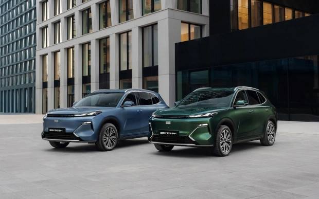 Geely объявила цены на первый гибридный кроссовер EX5 EM i в России Автомобиль будет доступен в двух комплектациях Pro и Max Стоимость кроссовера без учета скидок составит от 3 569 990 руб за версию Pro и от 3 869 990 руб за модификацию Max При этом старт продаж пока не объявлен Гарантия на автомобиль шесть лет или 150 тыс км пробега в зависимости от того что наступит ранее а на тяговую батарею она составляет восемь лет или 150 тыс км пробега