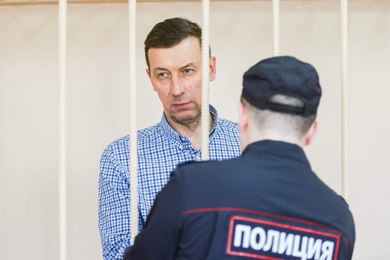Осужденный экс-глава челябинского муниципалитета Шиманович умер в колонии. Смерть наступила в другом регионе. Бывший руководитель Катав-Ивановского района страдал онкологическим заболеванием, из-за чего судебные заседания по его делу приходилось неоднократно переносить. По версии следствия, в 2019-2021 годах Николай Шиманович похитил 4 млн рублей у коммерческой организации, чьи интересы представлял в судах как адвокат. Весной 2023 года, когда он уже стал главой муниципалитета, его задержали сотрудники ФСБ. Суд признал Шимановича виновным в мошенничестве, приговорив к семи годам колонии и штрафу в 800 тысяч рублей. Шиманович обжаловал приговор, и 15 апреля областной суд снизил срок до пяти лет, а сумму штрафа — до 500 тысяч. Главный политический канал Урала