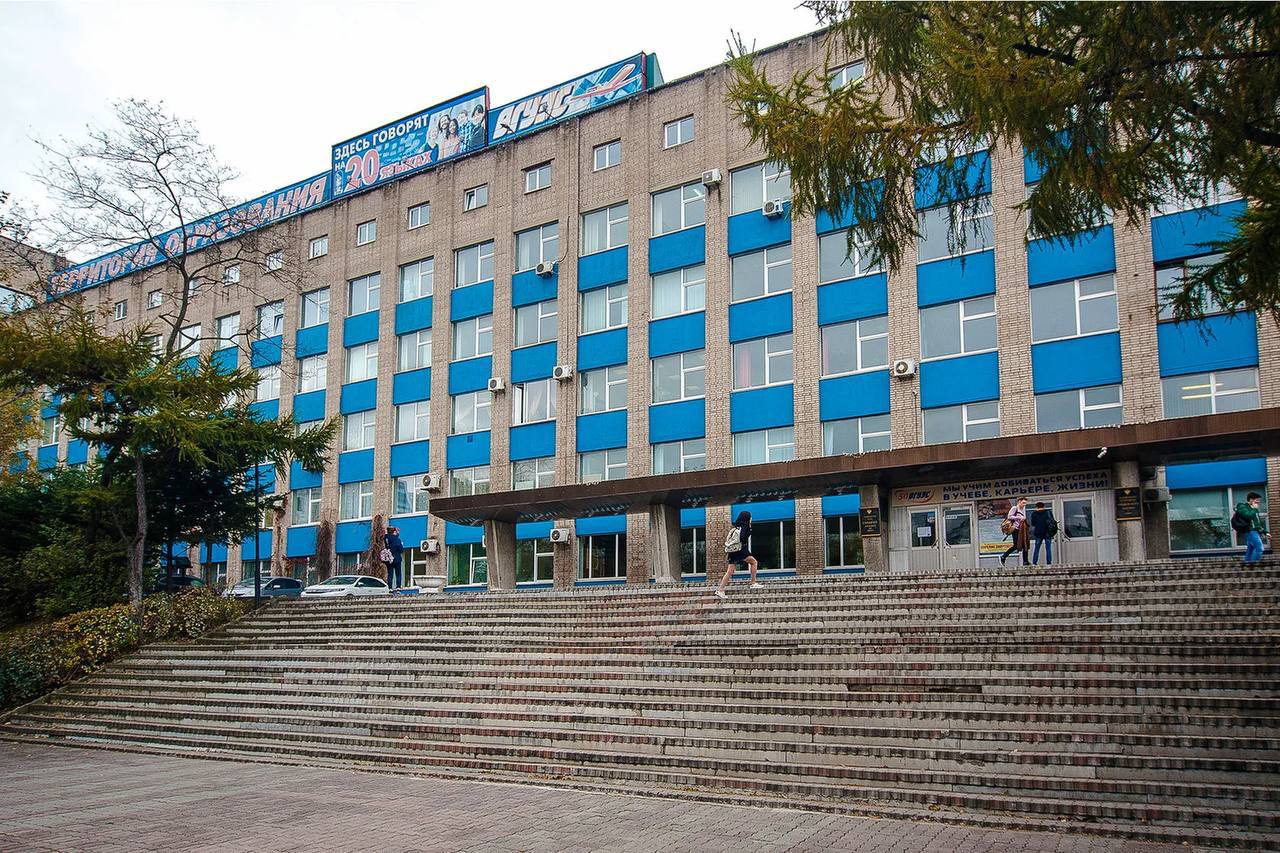 В ВВГУ объявлена эвакуация учащихся и преподавателей Родителей просят забрать детей. Причина эвакуации неизвестна.