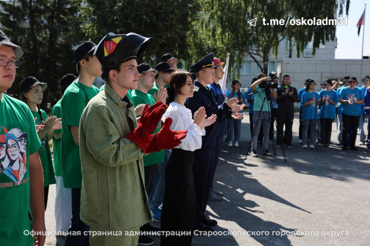 В Белгородской области стартует проект «Трудовое лето Белогорья», который обеспечит более 9400 рабочих мест для школьников старше 14 лет. В этом году планируется открыть 242 лагеря при школах, где ребята будут получать зарплату за работу в течение 14-21 дня. Запись осуществляется в школах. Для детей младше 14 лет будут работать пришкольные лагеря. Проект является добровольным и требует согласия родителей. Пилотные смены проекта успешно прошли в Старом Осколе и Алексеевке.