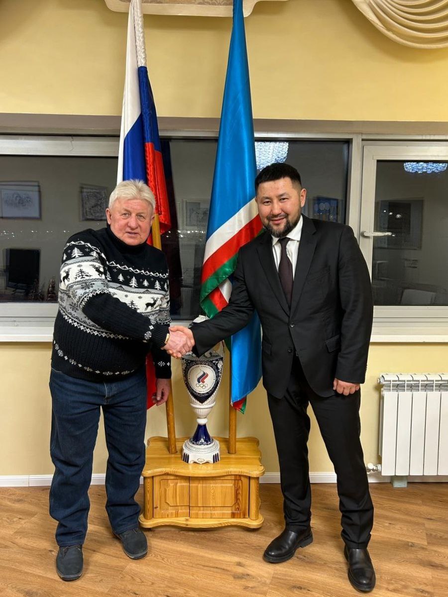 Сегодня посчастливилось приветствовать в Якутске и пожать руку легенде советского хоккея Владимиру Семёновичу Мышкину Олимпийский чемпион многократный чемпион мира и Европы приехал к нам по приглашению Федерации хоккея республики Сегодня вечером Владимир Семёнович посетит матч на Кубок мэра вбросит шайбу в начале игры между командами Полярные волки и Норд Турнир проводится в рамках фестиваля Зима начинается с Якутии 1 декабря во всероссийский День хоккея прославленный вратарь сборной СССР проведёт открытый урок для учащихся школы 5 и встретится с воспитанниками ДЮСШ ЗНЯ2025 КубокМэра хоккей