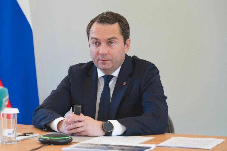 За 6 лет в развитие Мурманской области вложены 1,5 триллиона рублей. Почти 6 тысяч новых рабочих мест создано резидентами Арктической зоны и резидентами ТОР «Столица Арктики». Сегодня Мурманская область - абсолютный лидер в АЗРФ по привлечению инвестиций в рамках преференциальных режимов. Такие данные на заседании Коллегии Минвостокразвития России привел губернатор Мурманской области Андрей Чибис. Он поблагодарил команду министерства за совместную работу, результатом которой стали как крупные промышленные и логистические проекты, реализованные на территории региона, так и приток инвестиций в средний, малый бизнес. Как отметил глава региона, итогом Международного арктического форума, состоявшегося в этом году в Мурманске, стало представление новых индустриальных проектов, включая производство редкоземельных металлов. Мурманская область демонстрирует уверенную динамику как в экономике, так и в социальной сфере. В июле 2023 года в Мурманске Президент поддержал программу льготной «Арктической ипотеки», что позволило возобновить масштабное жилищное строительство в регионе впервые с советских времен. Андрей Чибис особо подчеркнул значимость реализации амбициозного проекта по созданию современного кампуса мирового уровня на базе Мурманского арктического университета. Студенты смогут получать востребованную профессию, а затем и высокооплачиваемую работу.