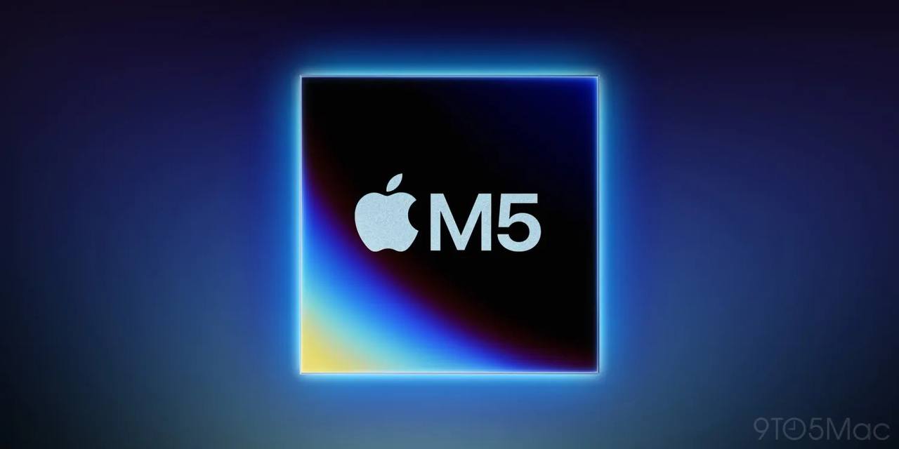 Слух: процессор Apple M5 запущен в массовое производство  Чипсет будет использоваться в грядущих новинках 2025 года: MacBook Pro, iPad Pro и Apple Vision Pro.  В частности для Vision Pro это привнесёт поддержку Apple Intelligence, так как ресурсов текущего процессора M2 недостаточно для одновременной обработки пространственных вычислений и искусственного интеллекта. Ожидается, что другие компоненты нового Vision Pro останутся по большей части без изменений.  Аналитик Мин-Чи Куо предполагает, что версия процессора M5 Pro будет построена по обновлённой технологии расположения компонентов: обычно чипсеты имеют компоновку SoC  система-на-чипе , когда центральный и графический процессоры объединены в одну оболочку. Куо считает, что в M5 Pro CPU и GPU будут разнесены для повышения производительности и увеличения объёмов производства.  В отчёте также говорится, что производство началось с базового чипа M5, за которым позднее последуют варианты M5 Pro, Max и Ultra. Все версии чипов должны стать «холоднее» своих предшественников.