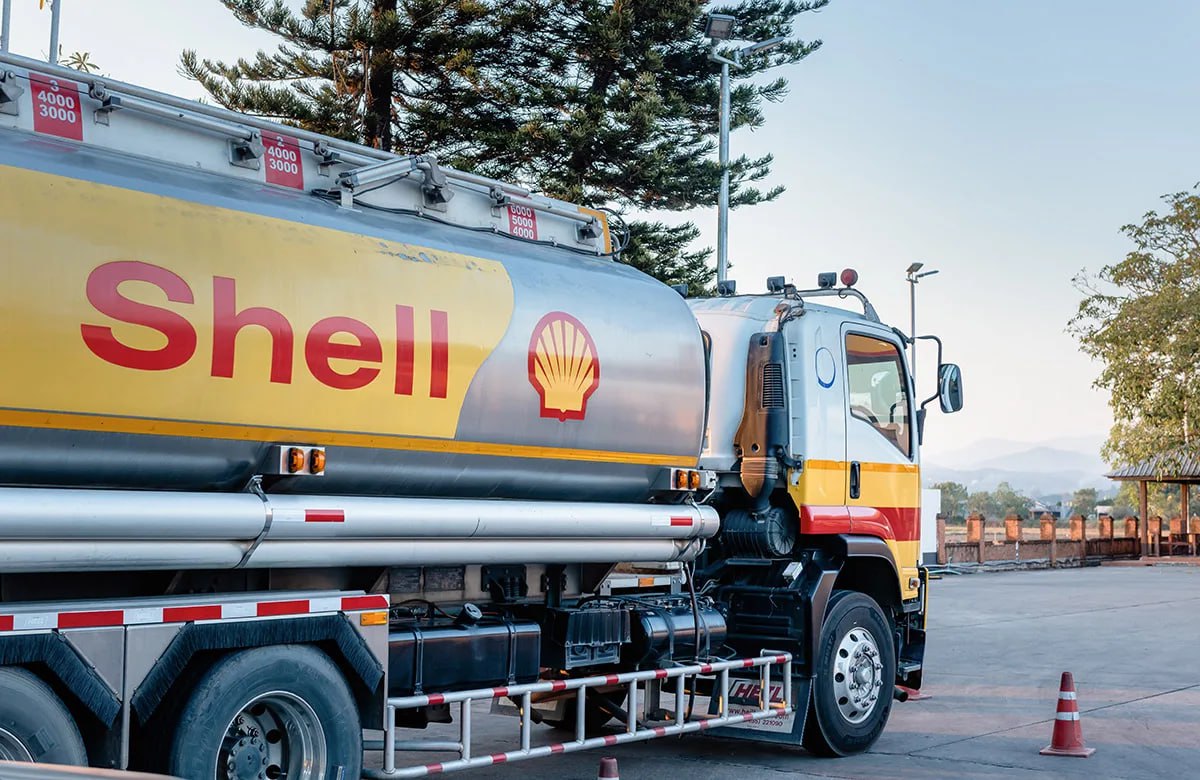 Shell приостановила инвестиции в Казахстан Компания Shell объявила о временной приостановке инвестиций в нефтегазовую отрасль Казахстана Генеральный директор Ваэль Саван объяснил это решение юридическими претензиями со стороны казахстанских властей к западным нефтяным компаниям сумма которых может достигать миллиардов долларов В феврале стало известно что Shell и её партнёры проиграли судебный спор по итогам которого им могут назначить выплату до 4 миллиардов долларов Также продолжаются разбирательства по вопросам превышения норм содержания серы и проектных затрат Основной спор касается совместного предприятия по разработке Карачаганакского месторождения Партнёрами Shell в этом проекте являются Eni Chevron Lukoil и КазМунайГаз Подпишись на Русскую Евразию