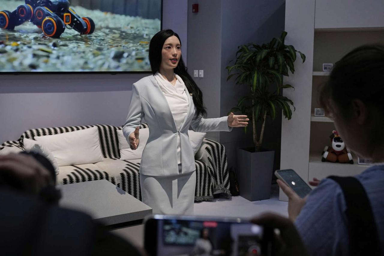 В Пекине открылся первый в мире магазин по продаже роботов Robot Mall занимает четыре этажа и около 4000 м². В нём представлено более 50 брендов роботов, включая медицинских, промышленных и бионических. Магазин работает по принципу 4S: продажа, обслуживание, запасные части и обратная связь от пользователей. Это помогает улучшать роботов и адаптировать их под нужды рынка.
