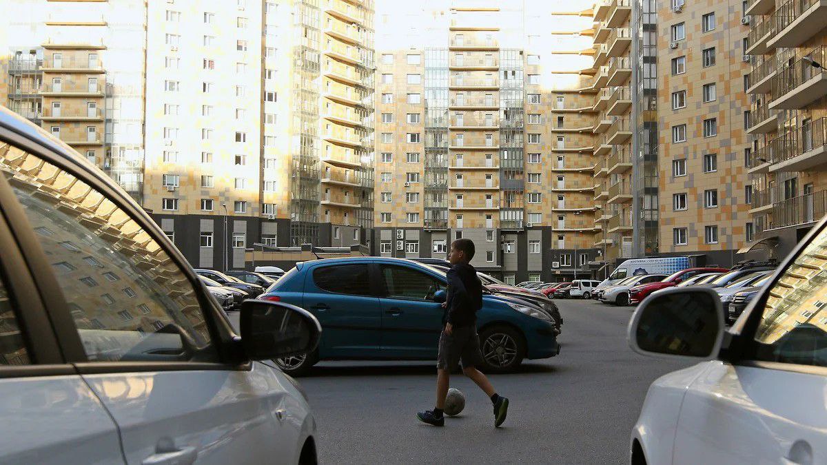 Стоимость аренды жилья в Казани к майским праздникам выросла на 5% за год Аналитики фиксируют рост цен на краткосрочную аренду в столице Татарстана. Средняя стоимость: 4 400 руб./сутки за 1-комнатную квартиру Годовой рост: +5% в РФ +13% Праздничный наценка: традиционно +10-15% Портрет арендаторов: - 25% — жители Татарстана - Основные регионы-источники туристов: • Нижегородская и Самарская области • Башкортостан • Москва и Санкт-Петербург Фото: Коммерсантъ / Артем Дергунов