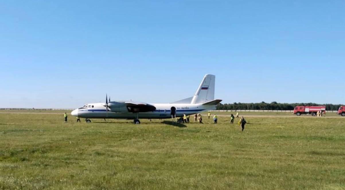 Самолет Ан-24, на борту которого находились 40 пассажиров, выкатился за пределы ВПП в Рощино Пострадавших нет, сообщили в транспортной прокуратуре