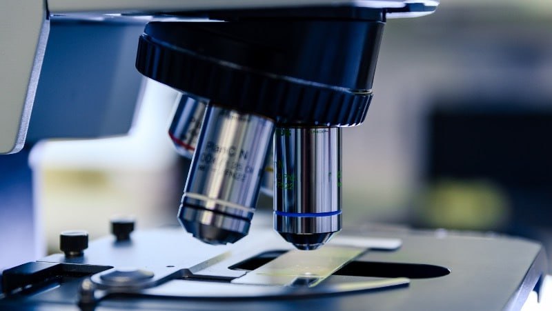 Специалисты СахГУ разработали инновационный подход радиотерапии при лечении рака Международная команда ученых, в которую вошли специалисты Сахалинского государственного университета, Дальневосточного федерального университета, Объединенного института ядерных исследований, Российской академии наук и Корейского университета Сеул предложила способ повышения эффективности лучевой терапии онкологических заболеваний с помощью наноматериалов. Проект направлен на создание наночастиц нового поколения, способных усиливать воздействие радиотерапии на опухолевые клетки при одновременном снижении вреда для здоровых тканей. Исследование поддержало Минобрнауки России и Национального научного фонда Республики Корея. Участие СахГУ в таком проекте — это подтверждение высокого уровня научных компетенций университета в сфере нанотехнологий и биомедицины. Мы рады, что наши наработки становятся частью глобальной научной повестки, — отметил один из участников исследования, проректор СахГУ по науке Алексей Огнев. Грамотное управление конфигурацией частиц позволяет значительно повысить эффективность терапии, минимизируя побочные эффекты. ——— : Прислать нам новость: