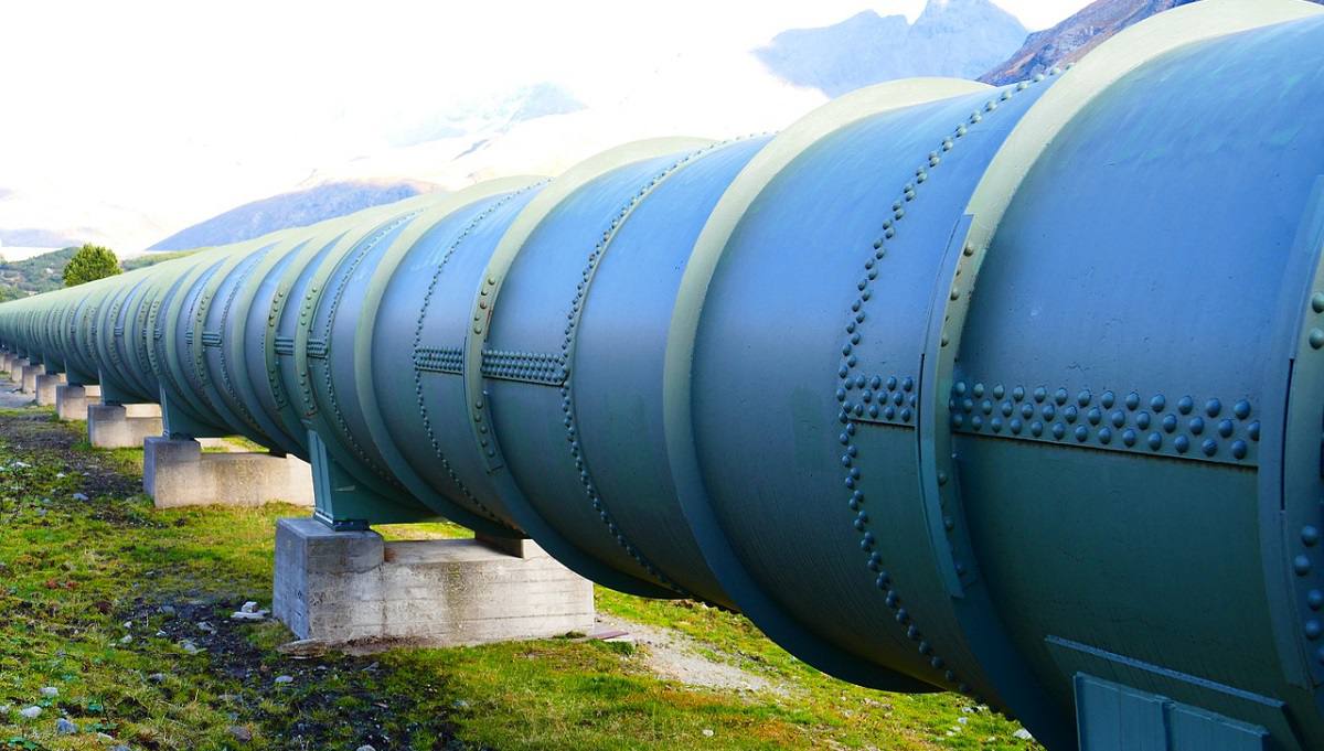 Россия и Сербия запускают новые газовые маршруты в Европу Россия и Сербия укрепляют энергетическое сотрудничество. Главный проект — газопровод Сербия — Венгрия для поставок газа в Европу после прекращения транзита через Украину. Поставки российского газа в Сербию в 2024 году достигли 93%. По «Балканскому потоку» за первое полугодие 2025 года поставлено 8,3 млрд м³ газа — это единственный действующий маршрут РФ в ЕС. Белград продолжает сотрудничество с Москвой, несмотря на давление ЕС и санкции. К 2027 году планируется запуск нефтепровода Нови-Сад — Сегед, чтобы снизить зависимость от хорватского транзита. Осташко! Важное подпишись #важное