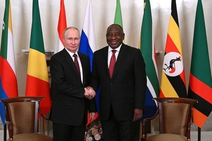 Кремль сообщил что Путин провел телефонный разговор с президентом Южноафриканской Республики Сирилом Рамафозой В ходе разговора обсуждались вопросы увеличения сотрудничества между двумя странами