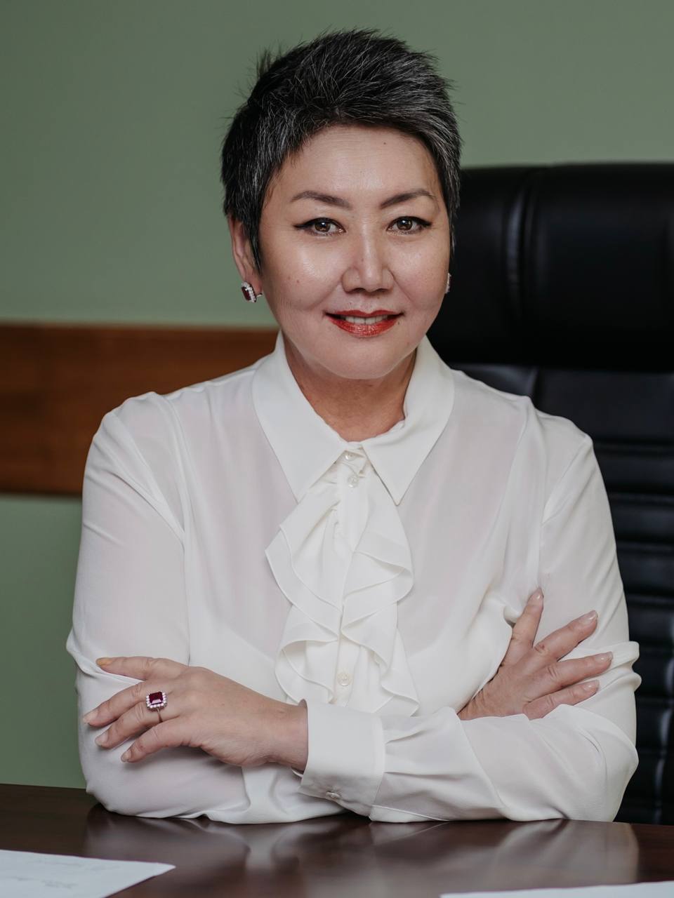 Елена Булукова из Калмыкии удостоена почётного звания Заслуженный деятель искусств Российской Федерации Соответствующий указ подписал президент Владимир Путин С октября 2025 года Елена Булукова возглавляет Московский художественный академический театр имени М Горького Ранее она занимала должность директора Центрального театра кукол имени С В Образцова где под её руководством проводились крупные фестивали международные гастроли и был возрождён профильный журнал Фото Министерство культуры Российской Федерации Быть в курсе Прислать новость Также подписывайтесь на наш новостной канал в MAX Вести Калмыкия