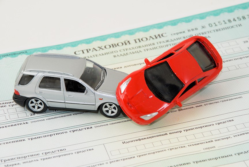 Новый закон: выплаты по европротоколу увеличены вдвое Автолюбителей ждет увеличение выплат по европротоколу вдвое: лимит – до 200 тыс. рублей. Госдума в трех чтениях приняла законопроект партии «Новые люди», который увеличивает выплаты по ОСАГО в два раза, со 100 тыс. до 200 тыс. рублей. Совет Федерации также одобрил инициативу, дело за малым – подписанием президентом и официальным опубликованием. По данным Российского союза автостраховщиков, около 40% мелких ДТП в 2024 году оформлялось именно по европротоколу. Индексация суммы выплат должна стимулировать водителей быстрее оформлять ДТП без вызова сотрудников ГИБДД, освобождая дорогу, считают законодатели. В условиях плотного трафика, характерного в том числе для кубанской столицы, новый закон вполне может способствовать уменьшению количества дорожных пробок. ГЛАВНЫЕ НОВОСТИ