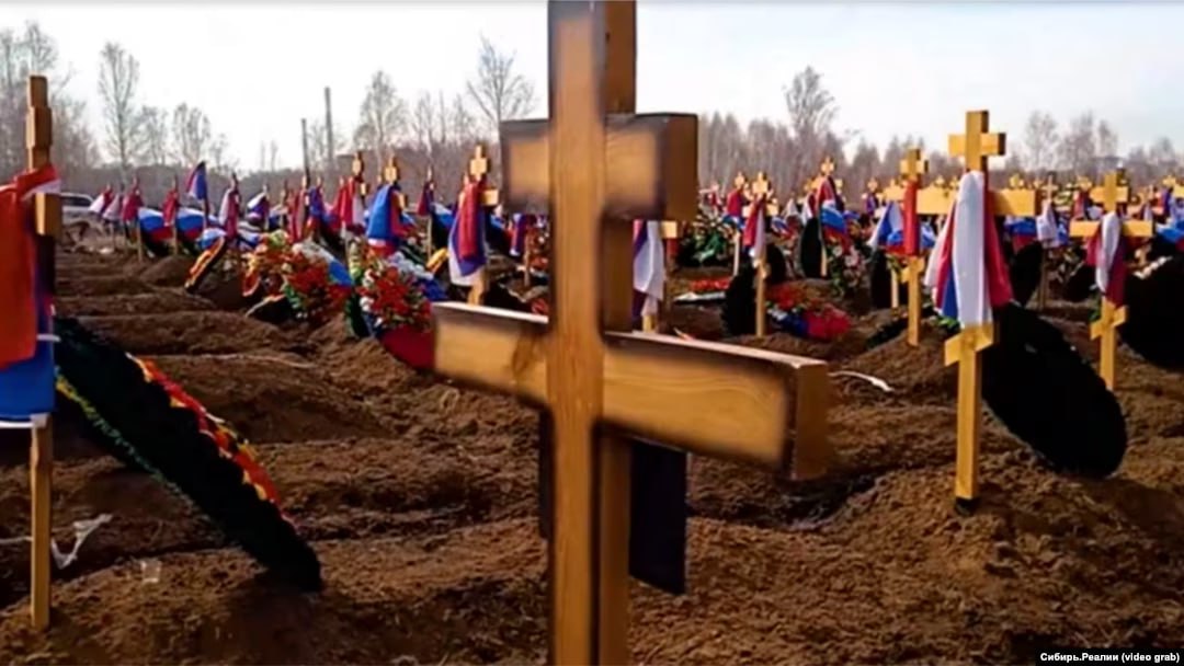 Бизнес на гробах заработки похоронных компаний исчисляются миллиардами Война оказалась золотой жилой для рынка ритуальных услуг А похоронный бизнес в России в числе немногих секторов демонстрирующих стабильный и высокий рост Согласно данным Росстата в январе апреле в стране умерло 662 7 тыс человек на 4 5 больше по сравнению с тем же периодом 2024 года Сухие цифры Топ 5 компаний за 2024 год заработали 14 9 млрд рублей что на 24 больше чем годом ранее Московское ГБУ Ритуал увеличило выручку на 22 до 5 5 млрд рублей Структуры петербургского предпринимателя Валерия Ларькина показали рост на 21 5 46 млрд В Краснодаре монополисты Олег Макаревич и Размик Тазагулов нарастили обороты почти на 50 1 2 млрд Подмосковное ГБУ Центр мемориальных услуг увеличило выручку на 41 1 268 млрд Похоронные компании Екатеринбурга Анатолия Глухова и Дмитрия Хазова увеличили доходы на 18 1 43 млрд Финансовые успехи связаны с двумя ключевыми факторами ростом спроса на услуги и опережающим ростом цен в отрасли С начала 2022 года по данным Росстата изготовление гроба подорожало на 84 а рытьё могил на 51 Это позволяет компаниям получать сверхприбыли даже без существенного увеличения количества операций Фактически давно монополизированный рынок ритуальных услуг показывает как несколько крупных игроков могут извлекать максимальную выгоду в период высокой нагрузки перекладывая растущие издержки и собственный рост маржинальности на конечного потребителя в момент его максимальной уязвимости Честно и точка Мы ГОВОРИМ другие МОЛЧАТ