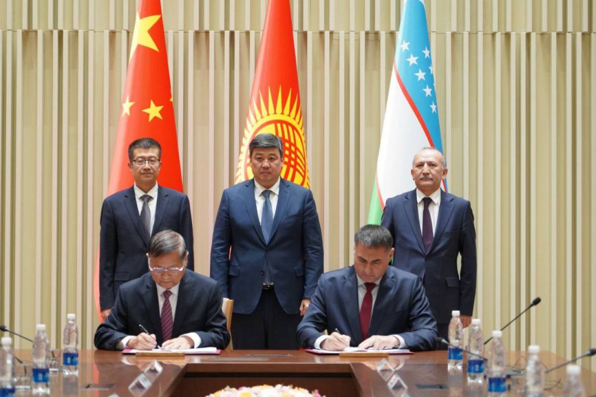 Узбекистан направит свыше 560 млн на строительство железной дороги Китай Кыргызстан Узбекистан Узбекистан профинансирует часть масштабного железнодорожного проекта соединяющего Китай Кыргызстан и Узбекистан выделив на строительство более 560 млн долларов Общая стоимость магистрали оценивается в 4 7 млрд Более половины этой суммы планируется привлечь за счёт кредитного финансирования со стороны Китая Проект рассматривается как стратегически важный для расширения транспортных коридоров и укрепления региональной логистики Не пропустите главные новости дня подписывайтесь на EVENT uz