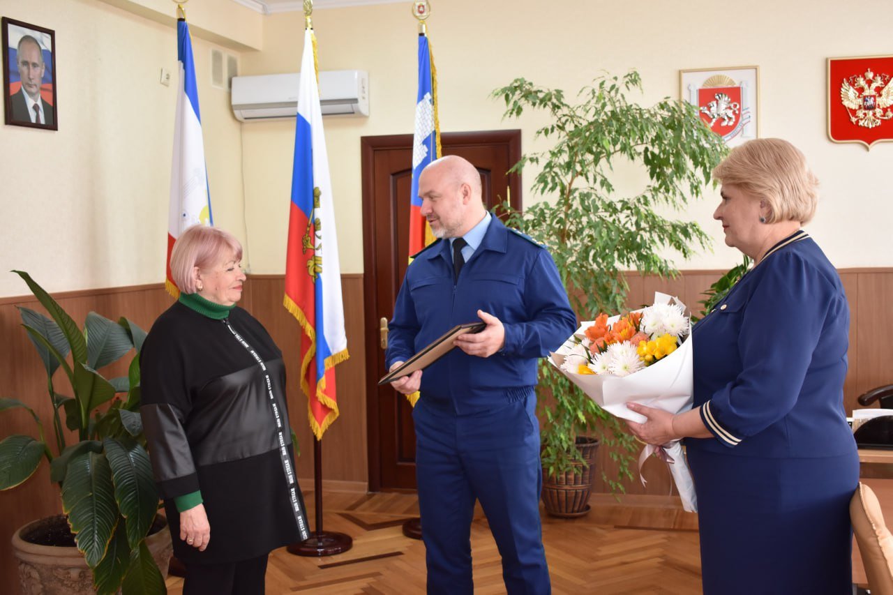 Совместно с прокурором города Алушты Александром Спириным и первым заместителем руководителя Главного следственного управления Следственного комитета Российской Федерации по Республике Крым и городу Севастополю Евгением Рудневым сегодня вручили сертификат для самостоятельного приобретения жилого помещения Архипенко Нине, бабушке нашего алуштинца Рыбакова Дмитрия из числа детей-сирот. Получение сертификата стало возможным благодаря Федеральному закону для предоставления жилых помещений лицам из числа детей-сирот, достигшим возраста 23 лет.  Выражаю искреннюю благодарность Александру Александровичу и Евгению Владимировичу за неоценимую помощь в реализации прав детей-сирот и детей, оставшихся без попечения родителей. Надеюсь на дальнейшую совместную работу в данном направлении!  #АдминистрацияАлушты #Алушта #ГалинаОгнёва