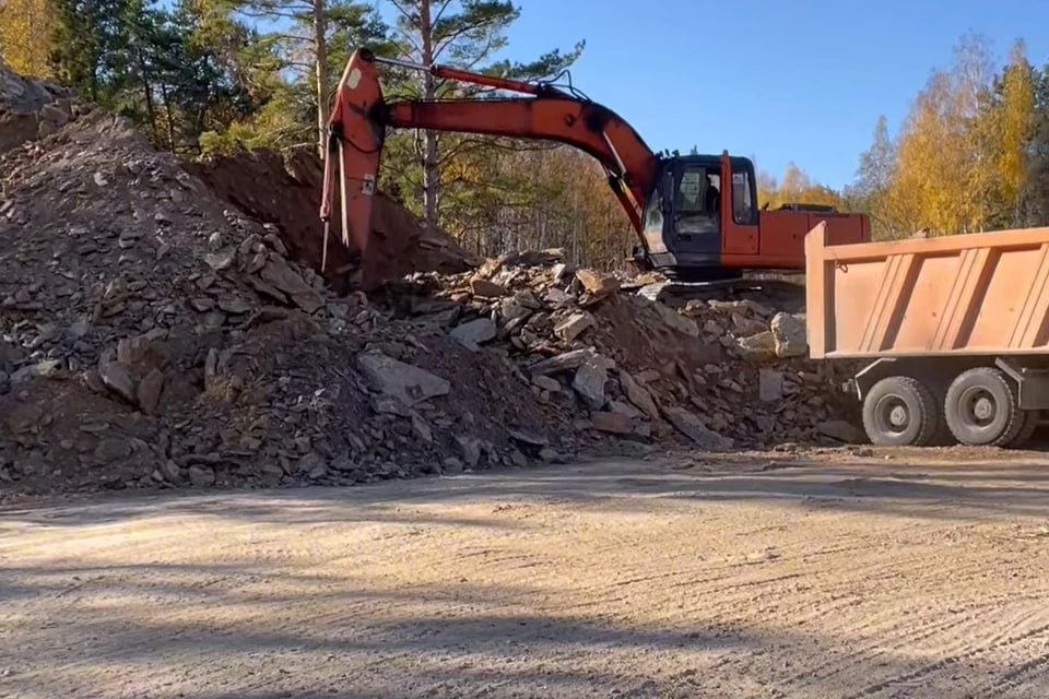 На Киалимском водохранилище в Челябинской области собираются построить временную дамбу.  — В этом году у нас первостепенная задача – заполнение водохранилища до уровня, который позволит возобновить полноценное водоснабжение города. Для этого делаем временную перемычку,  — сообщил мэр Карабаша Станислав Афанасенко.  Перемычку рассчитывают возвести к 30 ноября. Пока что рабочие только отсыпают дорогу к дамбе.  После запуска в эксплуатацию временной насыпи специалисты займутся обследованием места прорыва на старой дамбе. Необходимо будет определить масштаб будущих ремонтных работ.