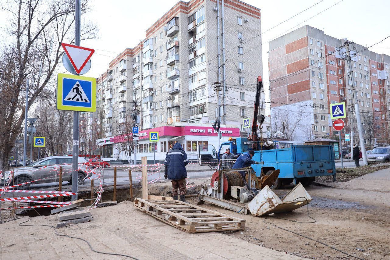 Продолжается санация магистрального водопровода по ул. Рахова   В настоящее время специалисты выполняют очистку внутренней поверхности трубы d1000 мм на следующем участке от ул. Шелковичная до ул. Новоузенская. Далее, после проведенного телеинспекционного обследования, будут проведены работы по ремонту внутренней поверхности водопровода с последующим нанесением цементно-песчаного раствора. При санации применяются цемент и кварцевый песок, использование которых в системах питьевого водоснабжения установлено ГОСТами и СанПиНами.     Данный метод восстановления трубопроводов применялся МУПП «Саратовводоканал» ранее на водопроводах по пр-ту Строителей, ул. Б. Затонской и др., к которым, несмотря на значительный срок эксплуатации  более 20 лет  сетей, серьезных нареканий нет.