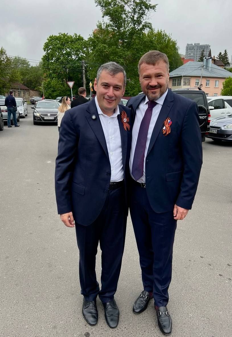 Врио губернатора Курской области Александр Хинштейн: «Дети из курского приграничья смогут бесплатно посещать цирковые представления по всей стране На встрече с генеральным директором ФКП «Росгосцирк» Сергеем Беляковым, который вчера приехал в Курск, договорились об этой льготе для наших ребят. Мы стараемся всячески поддерживать детей, которым в августе пришлось покинуть свой дом, в том числе — при поддержке руководителей других регионов, организовываем их досуг и отдых в разных уголках страны. Теперь во время таких поездок детям будет предоставлено право посещать цирк абсолютно бесплатно! Получать позитивные эмоции — это крайне важная история для детей, которые в своей жизни пришлось столкнуться с непростыми испытаниями. Цирк всегда — место детского восторга. Вчера в День Победы «Росгосцирк» организовал благотворительный концерт в Курске. Зрители были особенные: дети и члены семей участников СВО, ветераны, волонтёры — более 3 тыс. человек! У каждого ребёнка должно быть детство. Благодарю руководство «Росгосцирка» за это решение! Мы обязаны сделать всё, чтобы наши ребята как можно скорее забыли весь страх, который пришлось пережить». #губернатор46 Вступай: ВК ОК Rutube