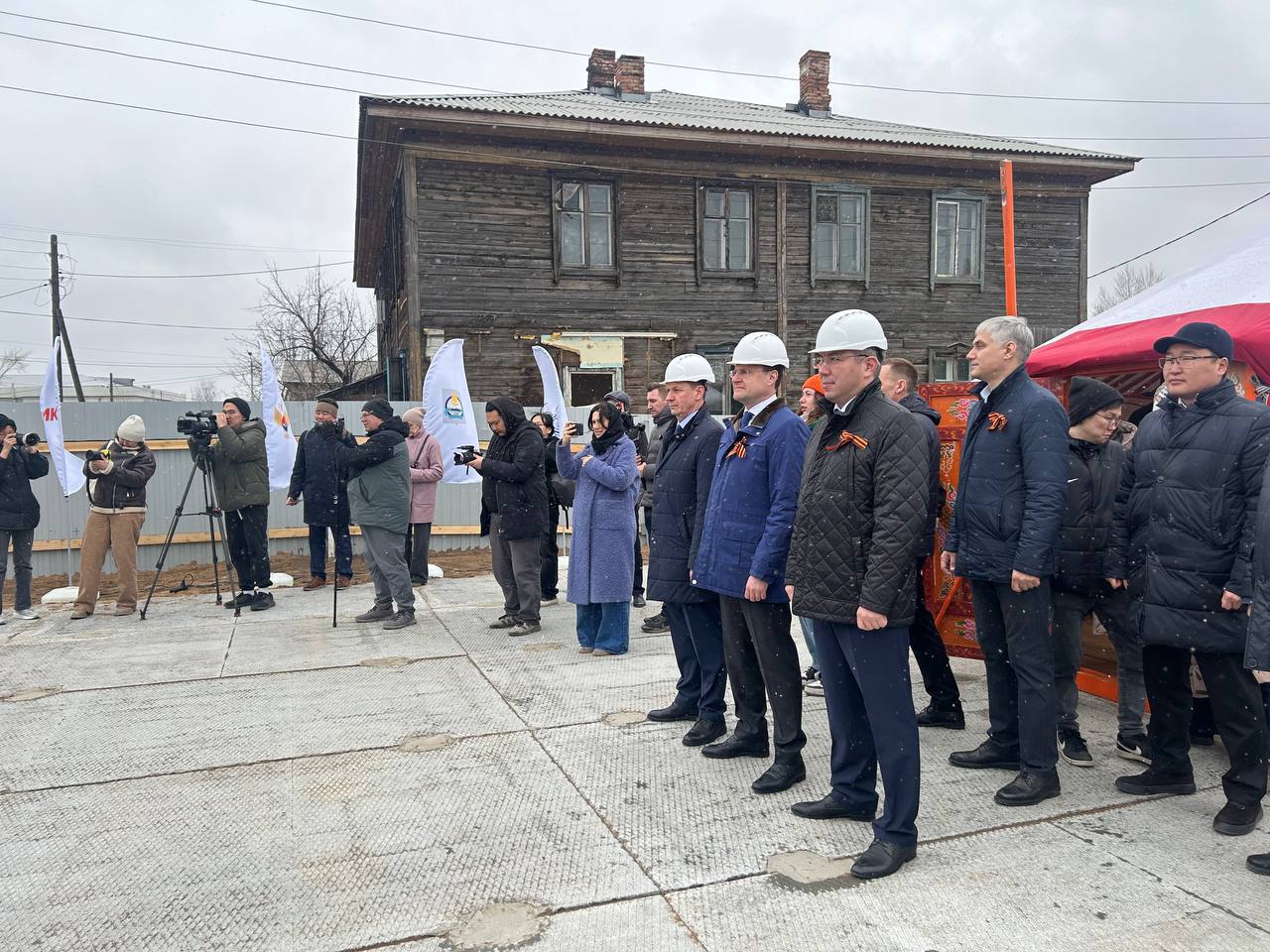 В Улан-Удэ заложили капсулу времени под строительство ЖК «Улаан Хото» Строительство стартует в ближайшее время. Во второй половине марта «Пик» приступил к подготовительным работам для возведения первого жилого комплекса в квартале «Улаан Хото». Строители выполнили работы по устройству котлована под фундамент здания. Отправить капсулу приехали министр России по развитию Дальнего Востока и Арктики Алексей Чекунков, глава Бурятии Алексей Цыденов и мэр Улан-Удэ Игорь Шутенков. Жилой комплекс будет состоять из 619 квартир, предназначенных для продажи. Приобрести недвижимость можно как с предчистовой отделкой, так и с черновой. Предусмотрены разные планировки - от компактных студий, до многокомнатных квартир. Окончание строительства ожидается в 2027 году. Алексей Чекунков подчеркнул, что принят долгосрочный комплексный план развития города, а мастер-план лично одобрен Президентом Путиным. - То, что мы сегодня видим в виде макета, я очень рассчитываю, быстро вырастет в красивые, благоустроенные территории и город заиграет новыми красками, даст комфортабельную среду жителям города, - отметил Чекунков. Министр также поздравил жителей Улан-Удэ с началом масштабного проекта и пообещал, что Министерств по развитию Дальнего Востока и Арктики, а также Правительство РФ приложит все усилия для реализации задуманного. В конце мероприятия политики оставили послания в капсулу времени и запечатали ее. Всего в центре города возведут 15 жилых корпусов, общей площадью почти 200 тысяч квадратных метров, а также школу, два детских сада, поликлинику, театр «Байкал», Национальный музей и межвузовский кампус.