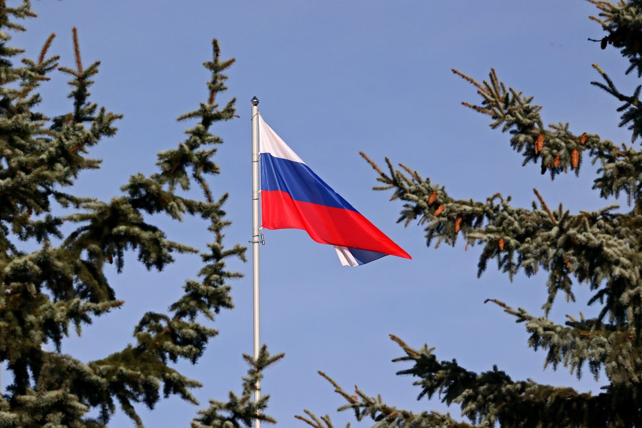 Вологодчина показала 100%-е выполнение по 8 нацпроектам Губернатор Георгий Филимонов прокомментировал итоги на своих ресурсах. Регион полностью выполнил показатели по 8 из 13 направлений. Общий результат реализации нацпроектов в регионе составил 98,21%. Область спустилась на 65-е место из-за проблемы с экологией. Причина — свалка на ул. Мудрова в Вологде. Основной причиной просадки стали сорванные сроки рекультивации. Губернатор отметил, что контракт с подрядчиком был заключён в июне 2023 года, но компания не справилась с обязательствами и была включена в реестр недобросовестных поставщиков. Сейчас задача — завершить рекультивацию к 30 сентября. «Мы сделали выводы, усвоили урок и продолжаем ударно работать, двигаясь вперед», — резюмировал губернатор. Правительство Вологодской области