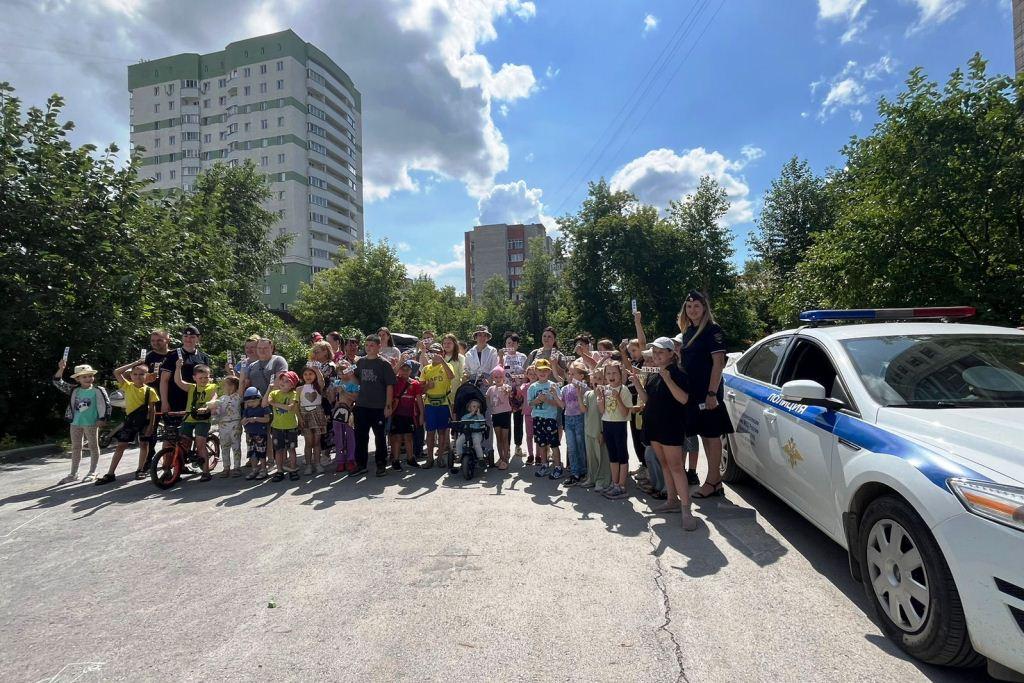Неделя дорожной безопасности в Дзержинском районе города Новосибирска Сотрудники Госавтоинспекции города Новосибирска провели профилактические мероприятия в рамках «Недели дорожной безопасности». Сотрудники отделения пропаганды провели познавательные беседы среди несовершеннолетних участников дорожного движения, рассказали о правилах поведения на дороге, провели обучающую экскурсию для воспитанников детского сада до пешеходного перехода. Ребята в игровой форме изучали ПДД, собрали тематические пазлы в виде дорожных знаков, а в завершении мероприятий сотрудники Госавтоинспекции познакомили малышей с патрульным автомобилем ДПС. Инспекторы дорожного надзора провели рейды по контролю за состоянием дорог, а также установкой дорожных знаков, светофоров и надлежащим состоянием инфраструктуры, а инспекторы технического надзора проверили состояние транспорта и документы водителей. Госавтоинспекция Новосибирской области