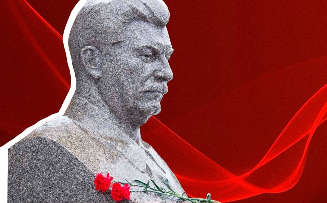 Жители Хакасии решат вопрос об установке в Абакане памятника Иосифу Виссарионовичу Сталину В год 80 летия Великой Победы члены всероссийской организации Дети войны обратились к администрации Абакана с предложением определить земельный участок для установки в Парке Победы памятника И В Сталину Сегодня этот вопрос был поставлен на заседании правительства Хакасии руководителем регионального отделения Детей войны Надеждой Радченко Детям войны нужна только земля сбор средств на изготовление самого монумента инициативные жители республики готовы организовать самостоятельно В годы Великой Отечественной войны Иосиф Виссарионович был руководителем СССР верховным главнокомандующим председателем Государственного комитета обороны Его вклад в Победу очевиден а предложение детей войны об установке памятника Сталину в Парке Победы Абакана считаю разумным К своей истории мы должны относиться с уважением Полагаю это мнение поддерживает абсолютное большинство жителей Хакасии Но если у администрации Абакана другая позиция необходимо спросить у наших жителей Напомню у нас есть успешный опыт народных голосований Так в ходе широкого опроса проведённого Общественной палатой Хакасии нашему аэропорту было присвоено имя Героя Советского Союза Василия Гавриловича Тихонова к слову сказать сталинского генерала Попросил Общественную палату Хакасии подготовить предложения по организации народного голосования по вопросу об установке памятника Сталину в Парке Победы Абакана Глас народа будет для нас руководством к действию konovalov khakasia19 ВалентинКоновалов ГлаваРХ Хакасия