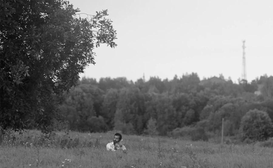 Кинофестиваль в Гатчине отменил показ фильма с Иваном Ургантом в главной роли  Как пишет РИА Новости, организаторы международного фестиваля «Литература и кино» убрали из программы фильм «Во сне ты горько плакал» режиссера Николая Солодникова, в котором Ургант сыграл главную роль. В актуальном расписании кинопоказов этой ленты нет.  Ранее общественное движение «Зов народа» направило обращение министру культуры Ольге Любимовой с требованием отменить показ картины, сославшись на «антироссийскую позицию» ее создателей.   Мне никто ничего не объяснил. Это лучше у организаторов спросить. Безусловно [показ фильма на фестивале] был важным событием — это мог быть первый показ фильма в России , — сказал РБК Николай Солодников.  В мае 2024 года картине отказали в выдаче прокатного удостоверения в России