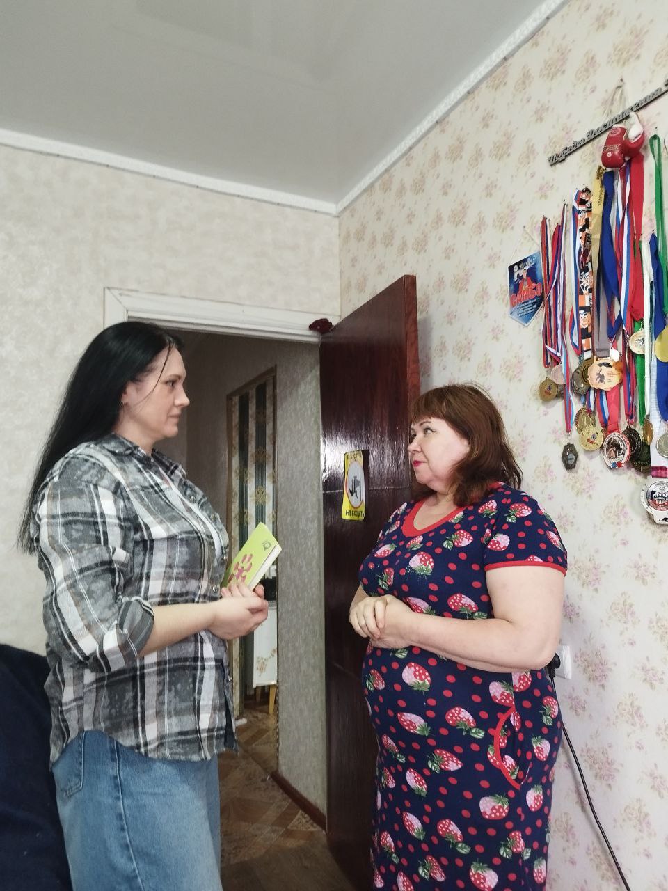Специалистом отдела по вопросам опеки, попечительства и патронажа проведена проверка условий жизни и воспитания несовершеннолетнего ребенка, находящегося под опекой в семье, проживающей на территории квартала Гагарина. В ходе проверки установлено, что права и законные интересы несовершеннолетнего ребенка, находящегося под опекой не нарушаются, условия проживания удовлетворительные, в квартире чисто, уютно, у ребенка имеется отдельная комната, созданы все необходимые условия для сна, занятий и отдыха.