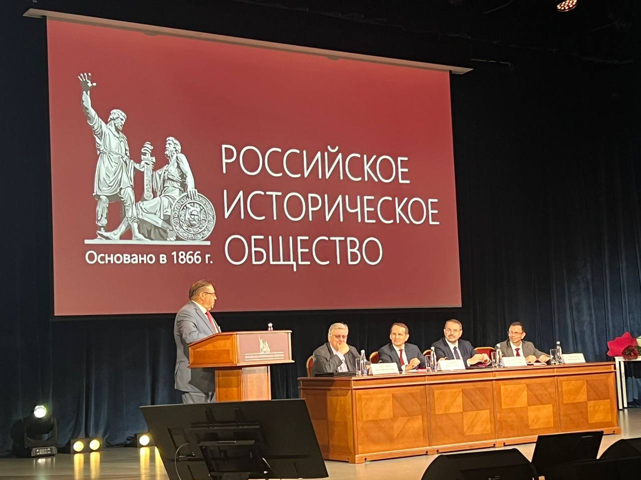 НАГРАДА ИСТОРИКУ Директор Института российской истории РАН, доктор исторических наук, член-корреспондет РАН Юрий Петров, отмечающий сегодня 70-летний юбилей, награждён Золотой медалью Российского исторического общества. Награду на общем собрании РИО вручил председатель РИО, директор Службы внешней разведки Сергей Нарышкин. Поздравляем нашего старшего товарища со славным юбилеем и заслуженной наградой профессионального сообщества! !