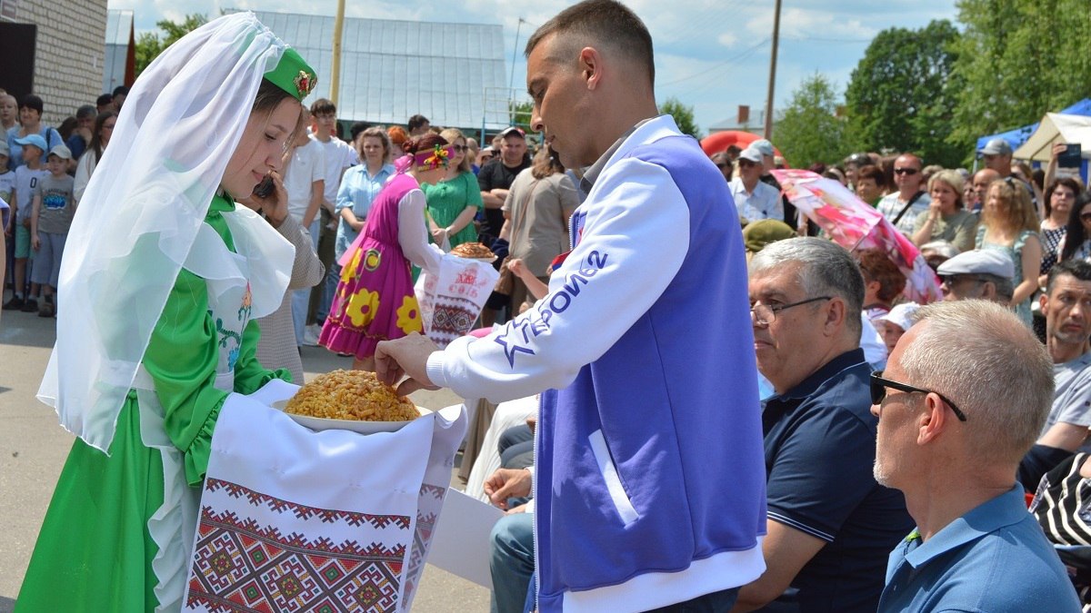 В селе Подлипки Касимовского округа прошел праздник «Касимовский сабантуй». По традиции на празднике подводят итоги весенне-полевых работ – в переводе с татарского «сабантуй» означает «праздник плуга». Как отметил глава Касимовского округа Иван Бахилов, в этом году увеличены посевные площади под озимые и яровые зерновые культуры, также под картофель, стабильно работает животноводческая отрасль, в планах запуск новых комплексов. Тех, кто работает на полях и фермах района, отметили почетными грамотами и благодарностями. Соревновались батыры из Подлипок и Касимова. Для победы им нужно было набирать очки в конкурсах «Бег в мешках», «Бой тяжелыми мешками на бревне», «Ходьба на ходулях», борьба «Курэш» и других. Победили подлипкинцы. Звания «Батыр-2025» удостоен Андрей Тугеев. Он получил главный приз – живого барана, символ силы и успеха.