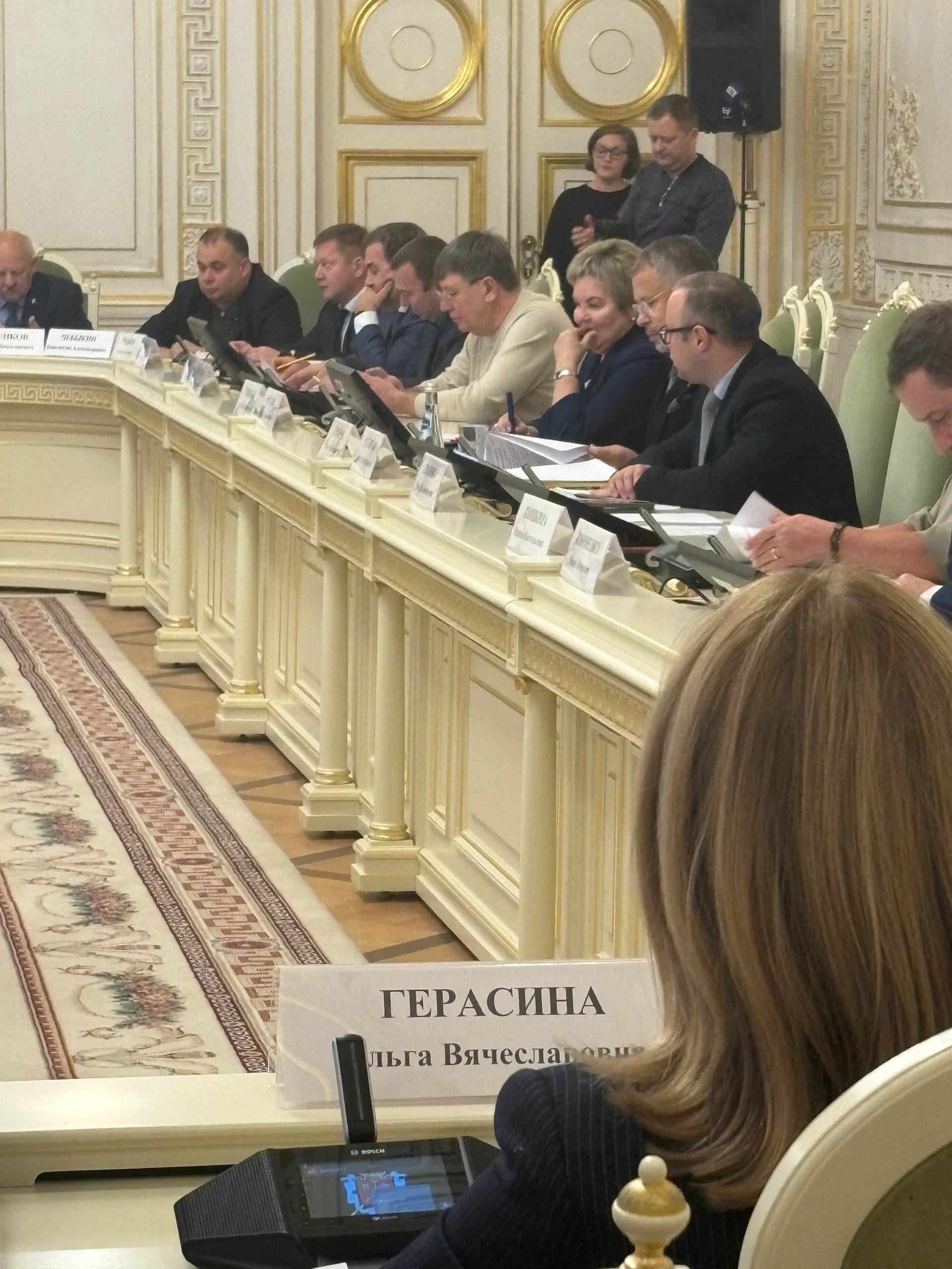 Состоялись депутатские слушания Стратегии социально экономического развития Петербурга Подведение итогов достигнутого Петербургом и обозначение современных вызовов требует ревизии приоритетов задач и мероприятий по их реализации а также формирования новых подходов к экономическому развитию города как современного социально ориентированного мегаполиса В качестве ключевых вызовов обозначены борьба за повышение уровня жизни положительную демографию развитие производств в которых демонстрируется спад включая их кадровую поддержку и стимулирование отраслевого профобразования поддержку формирования здорового образа жизни обеспечение максимальной вовлечённости жителей города в занятия физической культурой и спортом активного долголетия последовательное развитие туризма Стратегические цели и задачи синхронизированные с 10 тью приоритетами развития Петербурга далее находят отражение в госпрограммах на реализацию мероприятий которых и будет ориентирован главный финансовый инструмент города бюджет