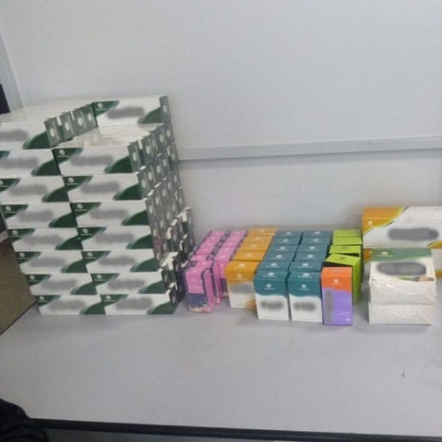 БАДы на полмиллиона рублей задержали в иркутском аэропорту Во время таможенного контроля на зеленом коридоре инспекторы выявили в чемодане иностранки 114 коробок с биологически активными добавками и 14 упаковок с парфюмерно косметической продукцией производства Малайзии Рыночная стоимость продукции составляет 495 тысяч рублей Как пояснила сама 56 летняя пассажирка она привезла товары по просьбе родственника который занимается торговлей на интернет площадках Но согласно законодательству такие партии не являются товарами для личного пользования и подлежат обязательному декларированию с уплатой таможенных пошлин В отношении нарушительницы Иркутской таможней возбуждено дело об административном правонарушении по статье 16 2 КоАП РФ недекларирование товаров Наказание по этой статье предусматривает штраф в размере от половины до двукратного размера стоимости товаров с их конфискацией или без таковой Бады и косметика изъяты таможней решение по ним примет суд