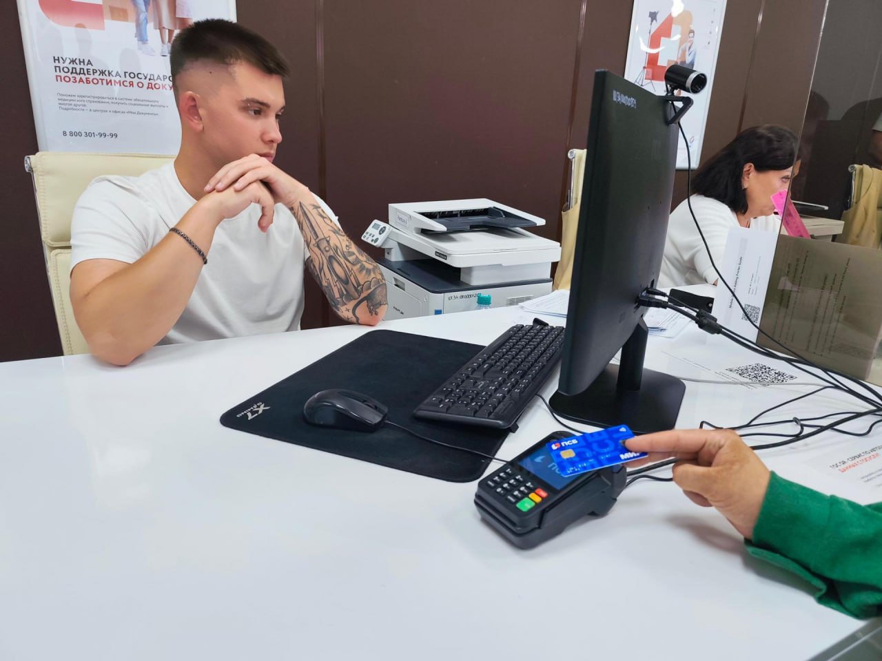 Оплатить госпошлину теперь можно в МФЦ в Херсонской области без комиссии в окнах обслуживания ПСБ устанавливает в отделениях МФЦ региона POS-терминалы для оплаты госуслуги картой или смартфоном. Без комиссии и поиска терминалов — всё у специалиста. Клиенту не нужно заполнять реквизиты вручную, операция оплаты выполняется за секунды. Оплатить можно услуги, включая переоформление недвижимости, выписки из ЕГРН, замену паспорта, справки и дубликаты документов. Первый терминал запущен в центре «Мои документы» по адресу: Геническ, ул. Демьяна Бедного, 39. По словам Алексея Гришина, вице-президента – регионального директора ПСБ в Херсонской области, жители уже оценили сервис в самом загруженном МФЦ. Теперь ПСБ будут поэтапно подключать все отделения МФЦ региона к POS-терминалам.