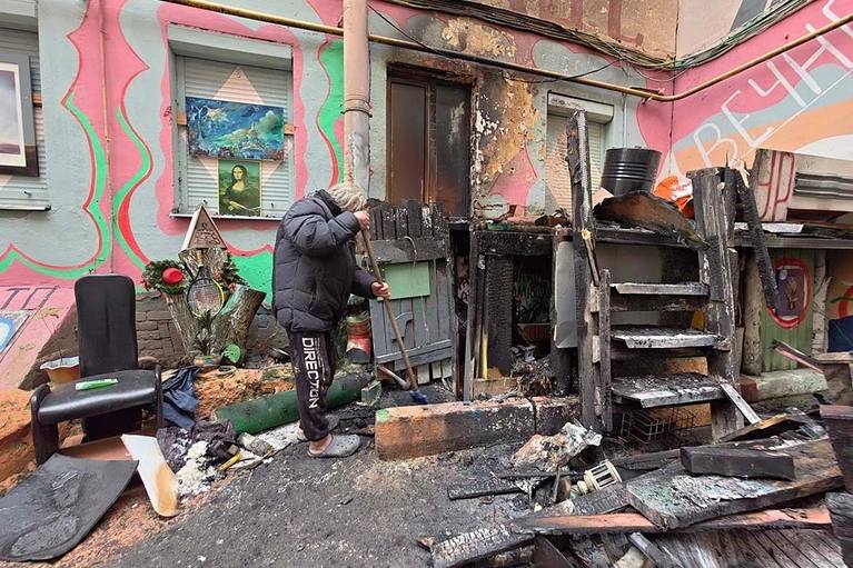 Полиция задержала предпологаемого поджигателя мастерской Нельсона в Петербурге Подозреваемым оказался 30 летний местный житель Известно что он публиковал в своих социальных сетях сообщения с антироссийскими высказываниями Возбудили ли в отношении петербуржца уголовное дело пока неизвестно Мотивы случившегося установят Алексей Булатов Читай нас в MAX Подпишись на Комсомольскую правду СПб