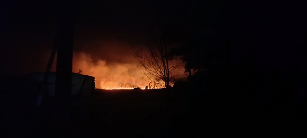 Участники СВО совместно с жителями успешно ликвидировали пожар в поле за селом Красный Подол Ночью произошло возгорание, и администрация Каменского территориального отдела оперативно собрала местных жителей, подключились и военные. Пламя было сильным, но благодаря усилиям участников СВО его удалось остановить, и огонь не распространился в сторону села. Мы выражаем благодарность всем, кто принял участие в ликвидации пожара и помог предотвратить беду.