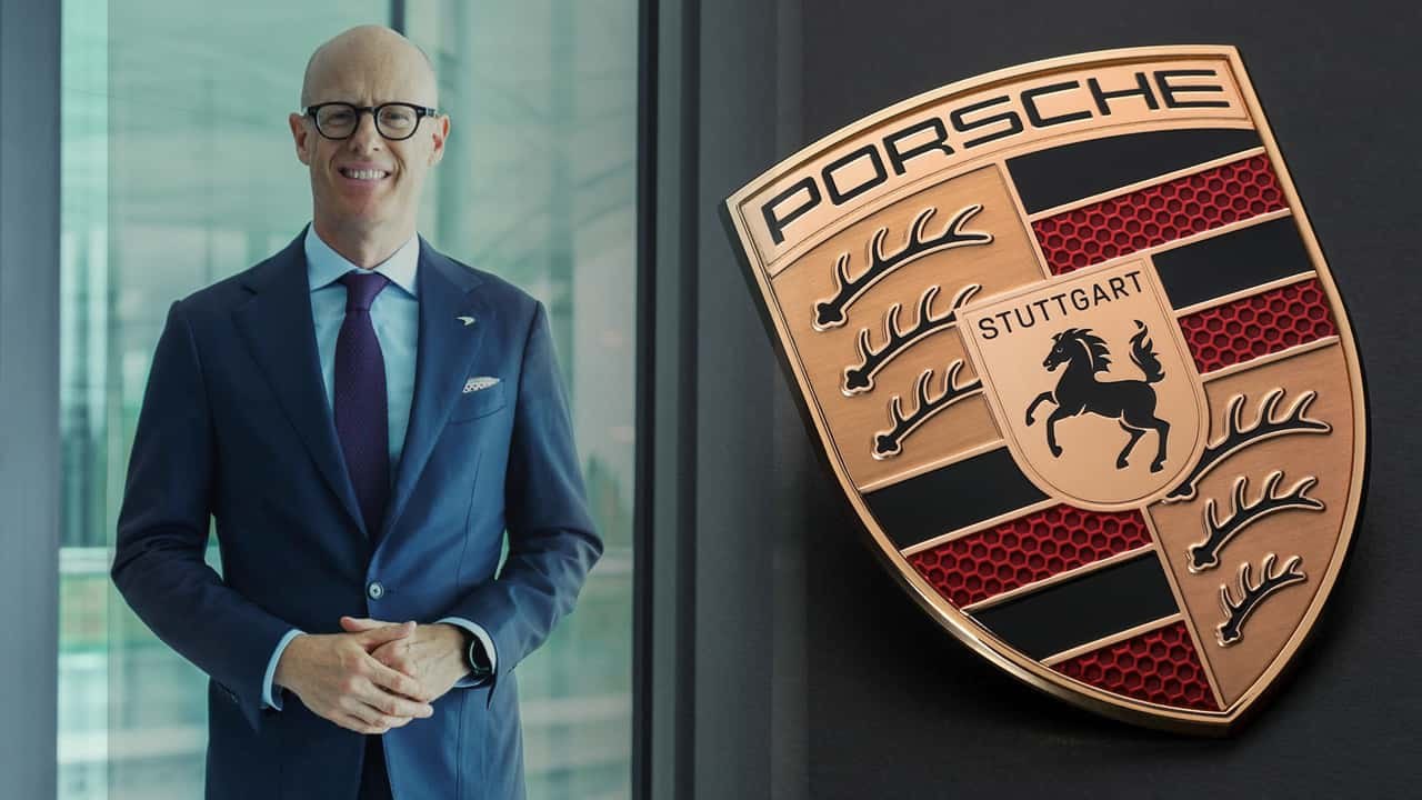 Porsche возглавит экс глава McLaren и бывший топ менеджер Ferrari С 1 января 2026 года новым гендиректором Porsche станет Михаэль Лейтерс инженер с докторской степенью и опытом руководства в Ferrari и McLaren Лейтерс уже работал в Porsche более 13 лет где курировал проекты Macan и Cayenne Позже он занимал пост технического директора Ferrari а затем возглавил McLaren Automotive 2022 2025 Его предшественник Оливер Блюме останется главой концерна Volkswagen autonews youtube