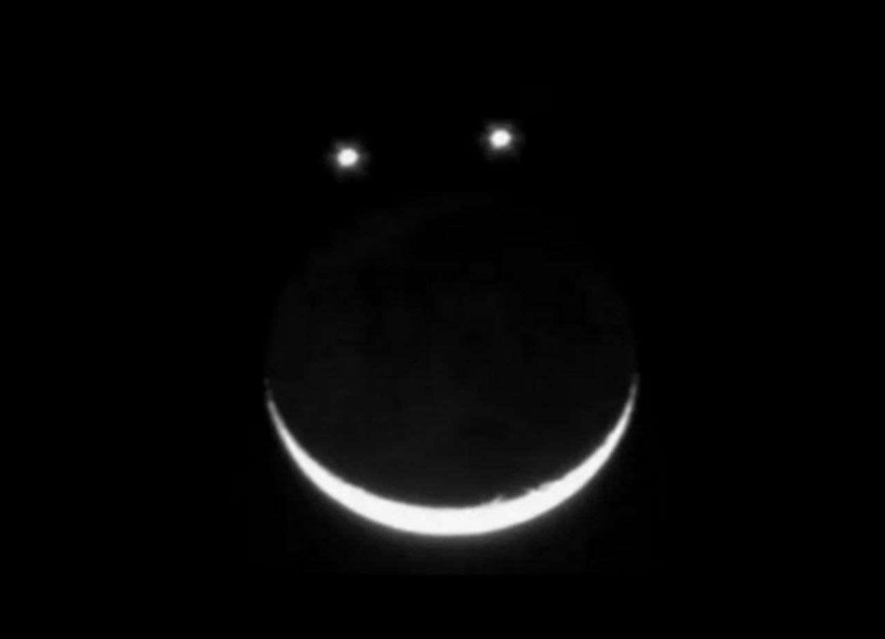 Жители Приморья сегодня ночью увидят в небе гигантский космический смайлик В пятницу 23 января приморцы смогут стать свидетелями необычного астрономического явления Луна Сатурн и Нептун соединятся в созвездии Рыб выстроившись в ночном небе в фигуру напоминающую улыбающееся лицо Наблюдать небесную улыбку можно будет после захода Солнца но только при условии ясной погоды Чтобы лучше рассмотреть парад планет специалисты рекомендуют вооружиться биноклем или использовать камеру смартфона с функцией хорошего приближения Хотите поделиться новостью Написать в Приморье Онлайн