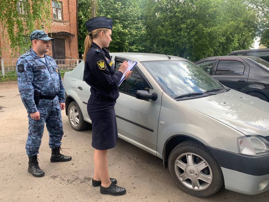 Судебные приставы арестовали 10 автомобилей должников по алиментам  Сотрудники Управления УФССП России по Орловской области провели рейд по должникам, во время которого выясняли причины неуплаты алиментов.