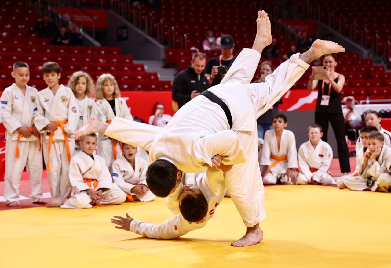 Челябинские спортсмены завоевали два серебра и бронзу на Russian Judo Tour В первый день Russian Judo Tour–2025 челябинские спортсмены взяли три медали. Серебро в своих категориях завоевали Ева Огнивова и Руфат Алескеров, бронзу — Таисия Киреева. Всего на международные соревнования по дзюдо съехались более 300 атлетов из 16 стран. Первую награду сборной Южного Урала принесла серебряная медалистка чемпионата России Таисия Киреева. Она завоевала бронзу в борьбе с Алиной Кугаевой. Серебряную медаль получила чемпионка первенства России Ева Огнивова. Воспитанница СШОР «Локомотив» уступила Дарье Храмойкиной из Кузбасса. Они боролись в весовой категории до 70 килограммов. Еще одну серебряную медаль принес Руфат Алескеров. Он представлял Челябинскую область впервые. В категории до 66 килограммов дзюдоист проиграл поединок чемпиону мира 2021 года Яго Абуладзе из Московской области. Голосовать за канал