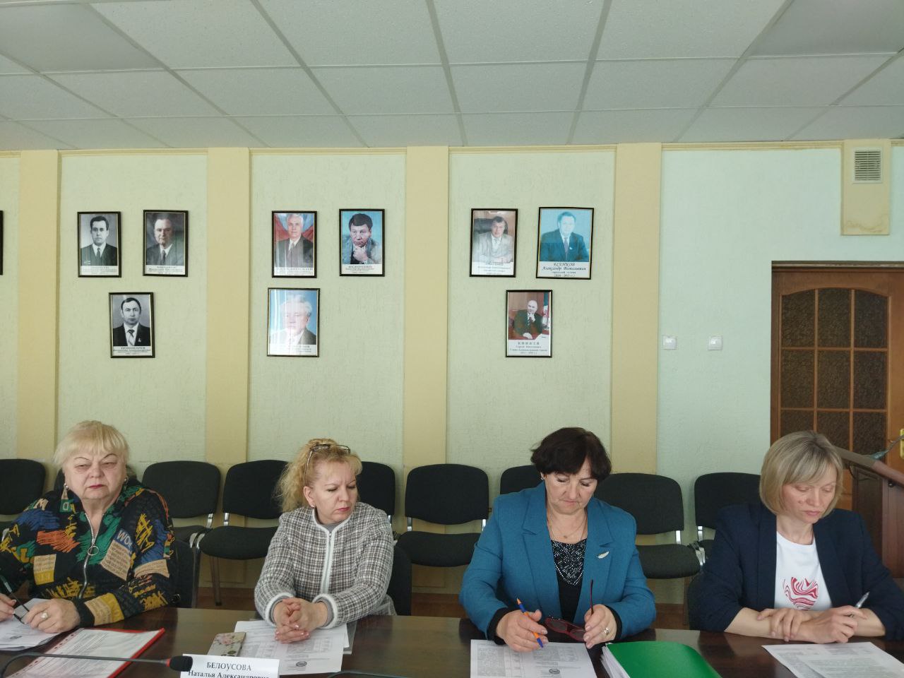 Сегодня в Администрации городского округа город Ровеньки состоялось заседание городской комиссии по делам несовершеннолетних и защите их прав. В ходе заседания членами комиссии был рассмотрен ряд вопросов: об организации профилактической работы по выявлению и устранению причин и условий семейного неблагополучия в многодетных семьях»; об организации проведения выездных рейдов по выявлению продажи спиртных напитков несовершеннолетним; о целесообразности признания несовершеннолетнего, находящимся в социально опасном положении и другие. Также было рассмотрено 9 дел об административных правонарушениях КоАП РФ и подготовлено к рассмотрению 5 дел об административных правонарушениях КоАП РФ. ↪По итогам рассмотрения дел об административных правонарушениях были приняты решения в соответствии с действующим законодательством Российской Федерации.